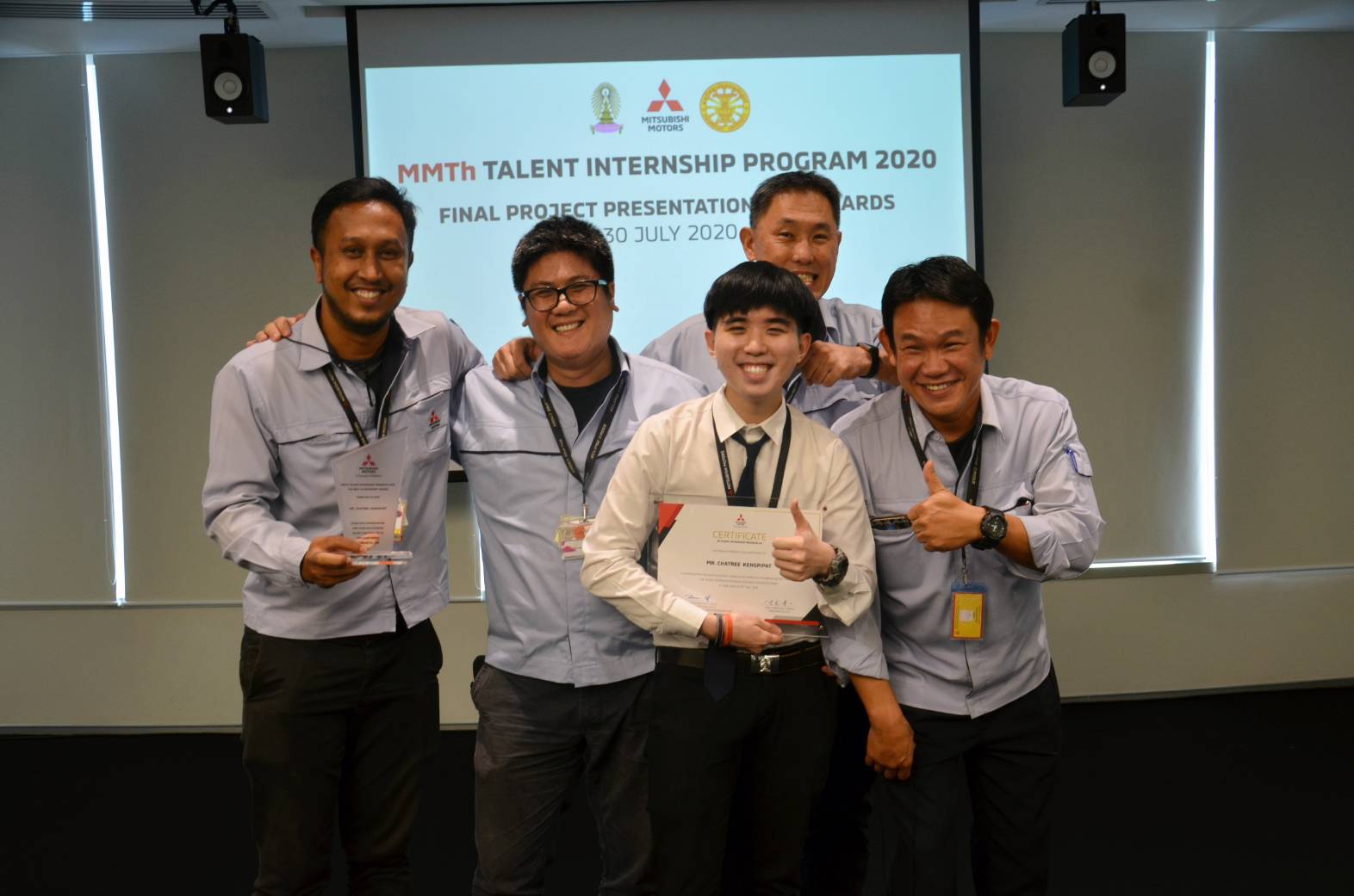Chatree with the Mitsubishi PE Assembly engineer team holding the certificate