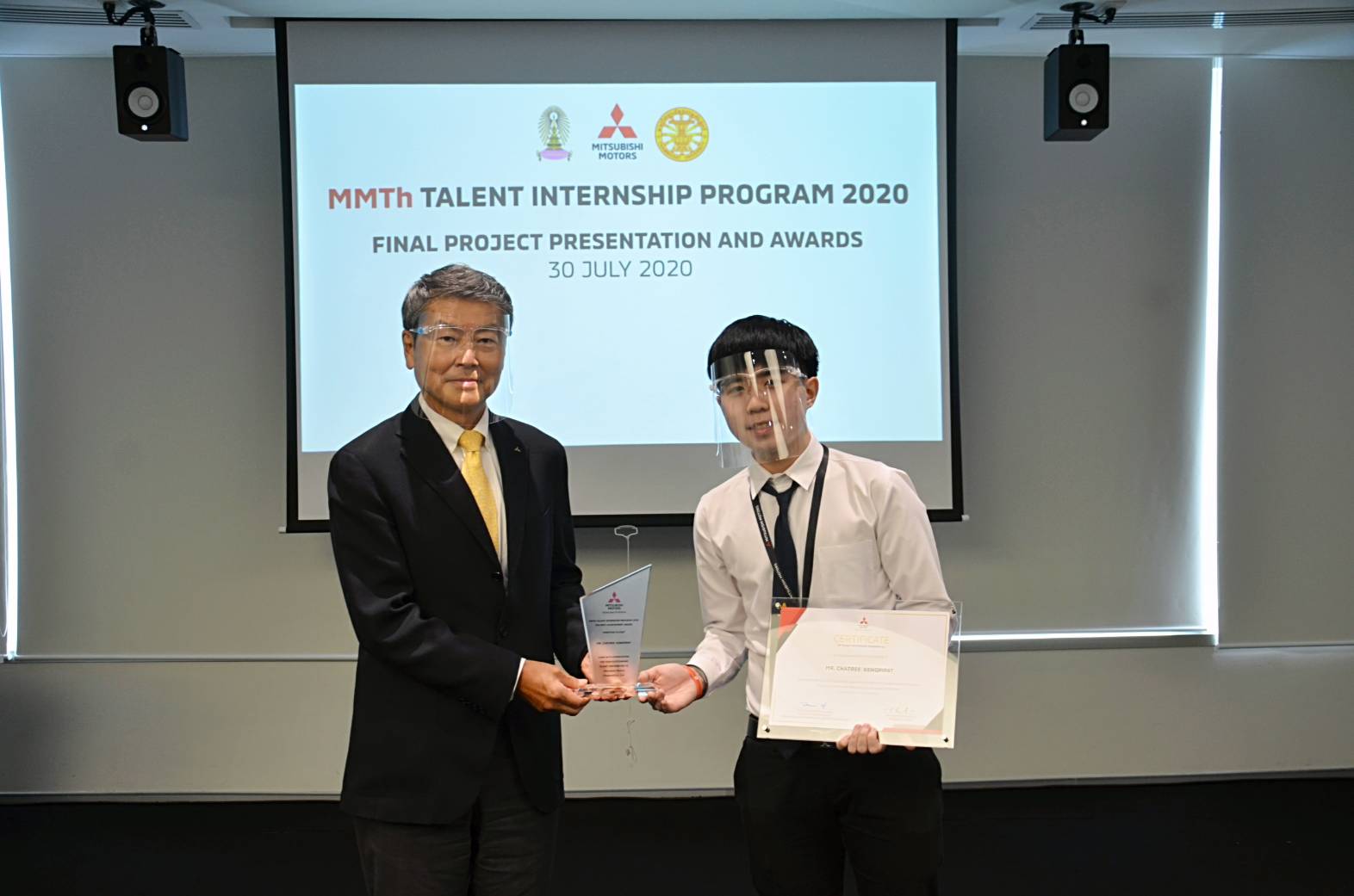 Chatree Kengpipat receiving the Best Achievement trophy and certificate from the CEO of Mitsubishi Motors at the MMTh Talent Internship final presentation, 30 July 2020
