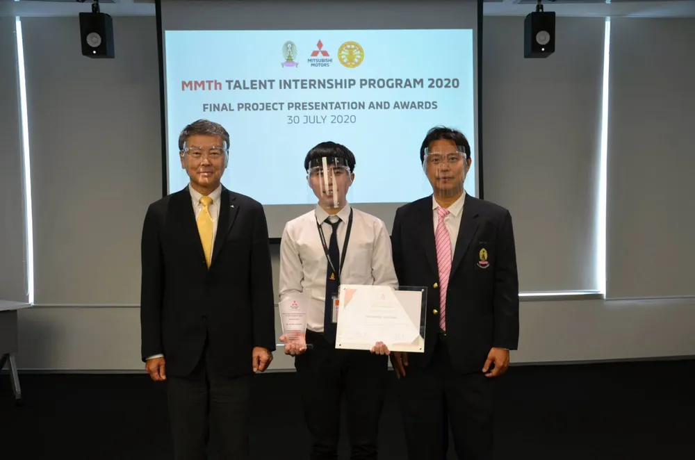 Chatree Kengpipat receiving the MMTh Best Achievement Award, standing between the Mitsubishi Motors Thailand CEO and Chulalongkorn's Director of Engineering, 30 July 2020